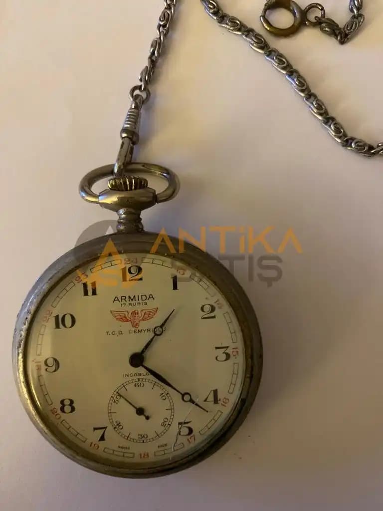 Köstekli Saatlerin Tarihsel ve Dekoratif Önemi Modern ve Antika Tasarımlarla Entegre Edin