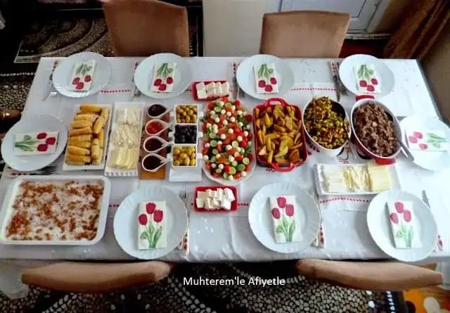Masa Hazırlama Sanatı: Dekorasyonda Şıklık ve İşlevsellik İpuçları ve Yaratıcı Fikirler