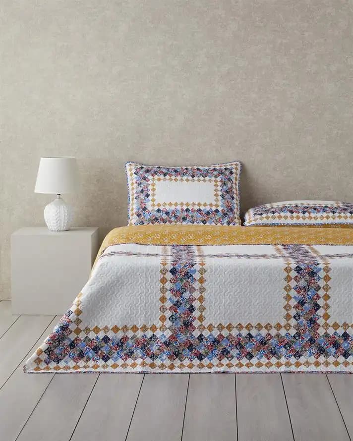 Patchwork Yatak Örtüsü ile Ev Dekorasyonunda Şıklık ve Özgünlük Yaratma Yöntemleri