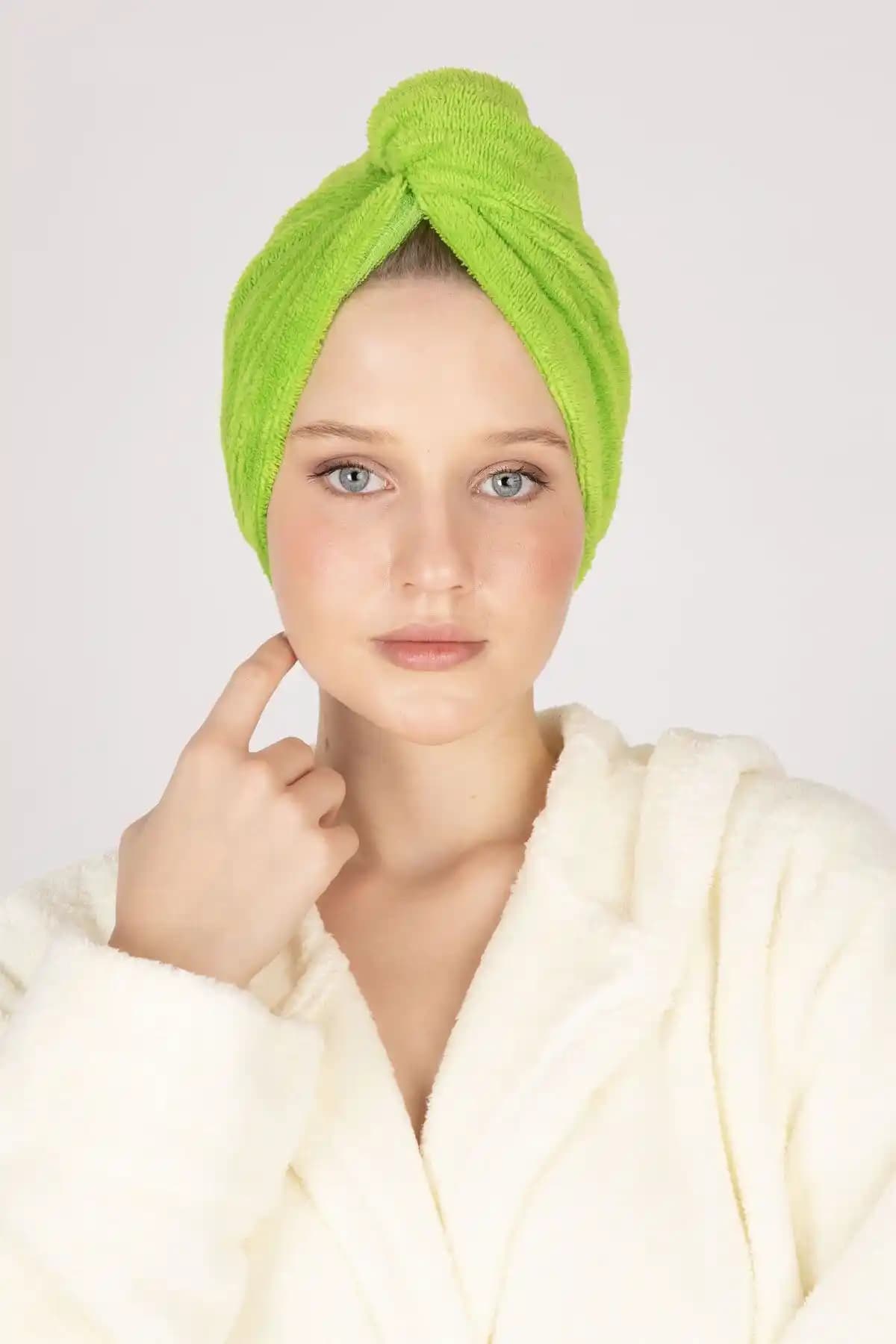 Beyzateks Tekstil Lüks Düğmeli Havlu Saç Kurutma Bonesi ile Hızlı ve Güvenli Saç Kurutma Deneyimi