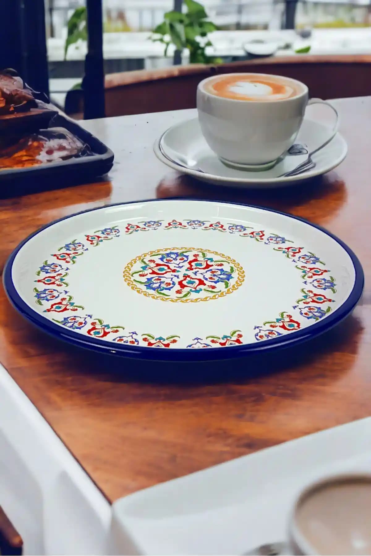 İnci Emaye 32 Cm Sunum Tepsisi: Şık ve Dayanıklı Emaye Servis Tepsisi