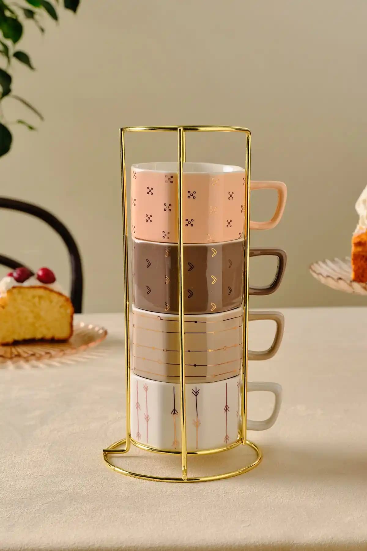 Karaca Versay 4'lü Standlı Kupa Seti Modern ve Şık Tasarım ile Günlük Kullanım İçin Uygun