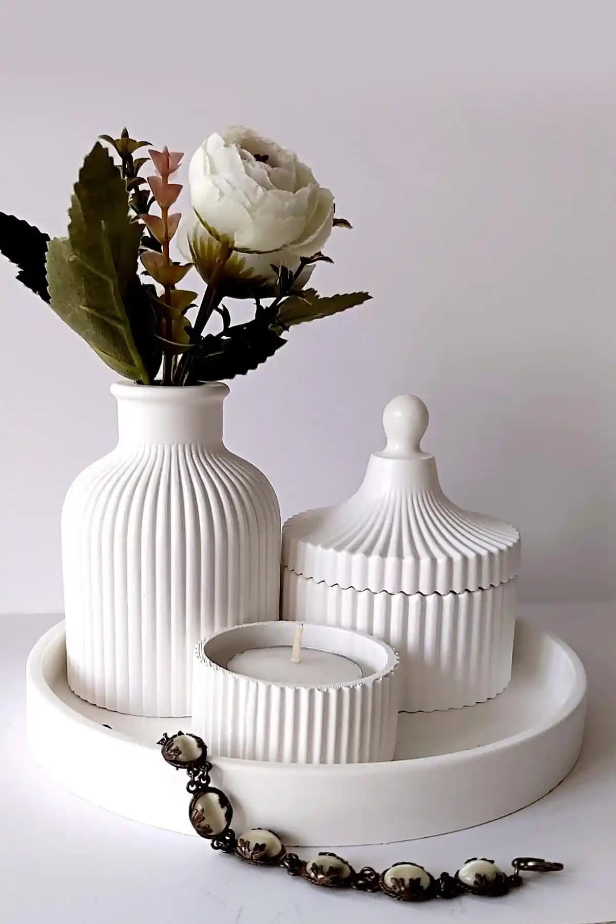 Arzu Ak Mini Beyaz Vazo, Yuvarlak Tepsi ve Kapaklı Kutu İçeren Şık Dekorasyon Seti