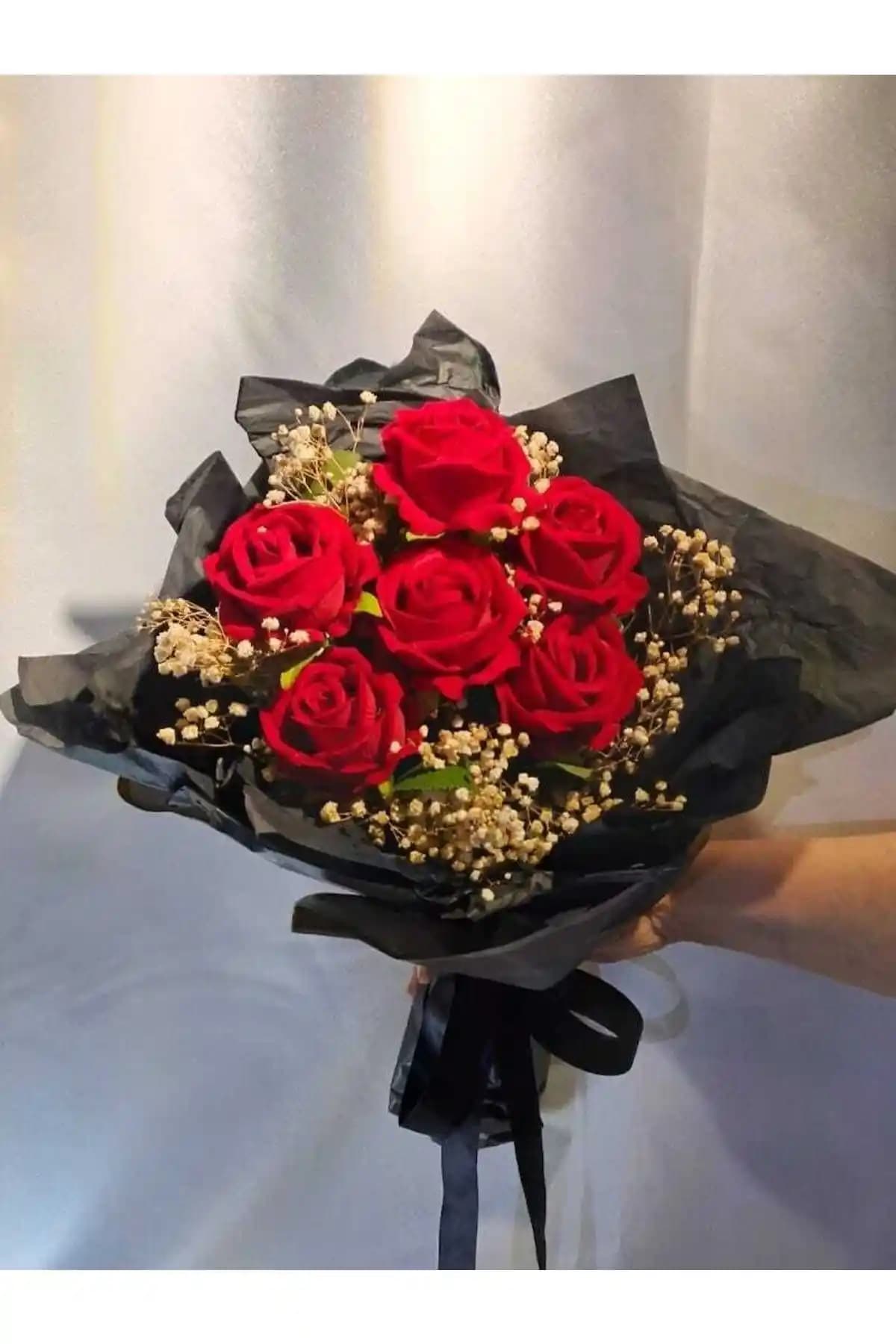 BOUQUET ATELİER Asil Güzellik: Kadife Kırmızı Güllerle Zarif ve Şık Buket Tasarımı