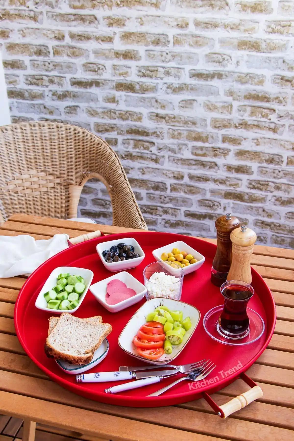 Kitchen Trend 51 cm Ahşap Kulplu Metal Yuvarlak Kırmızı Tepsi ile Şık ve Fonksiyonel Sunum