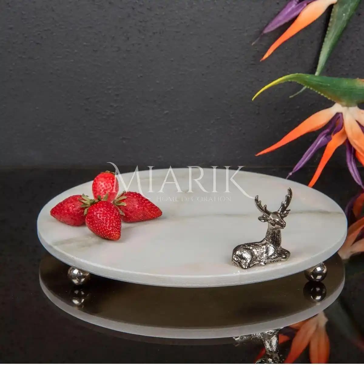 Ayaklı Dekoratif Sunum Tepsileri: Estetik ve İşlevselliğin Birleştiği Çözümler