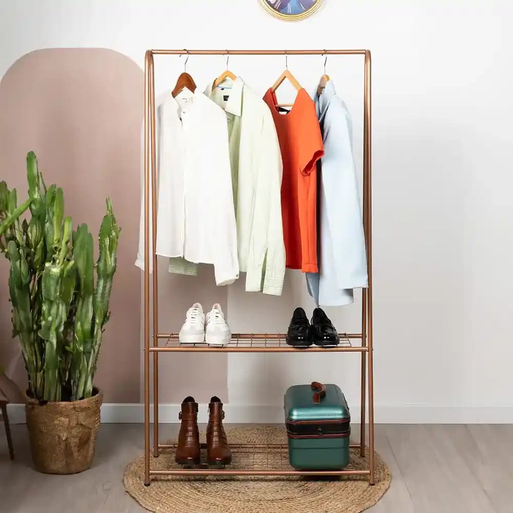 Ayaklı ve Raflı Askılık Tasarımları: Fonksiyonellik ve Estetiğin Uyumuyla Modern Çözümler