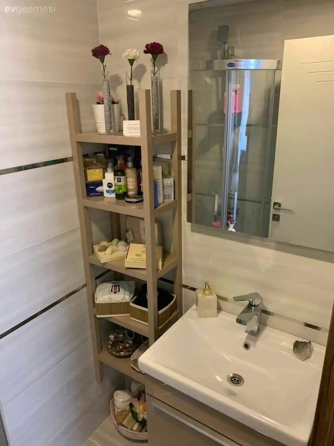 Banyo Rafları Seçimi ve Montaj Rehberi: Malzeme ve Tasarım İpuçlarıyla Şık ve Fonksiyonel Banyo