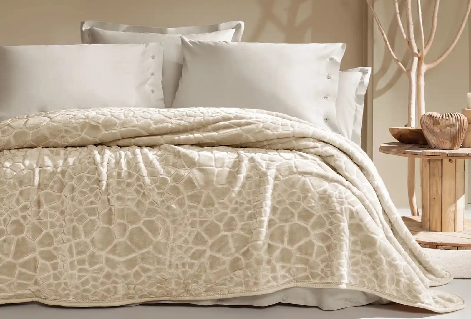 Battaniyelerde Şıklık ve Rahatlığın Buluşması: Modern ve Klasik Tasarımlarla Dekorasyon İpuçları