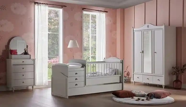 Bebek Odası Dekorasyonunda Estetik ve Fonksiyonel Kundak Takımlarının Önemi ve Seçim İpuçları
