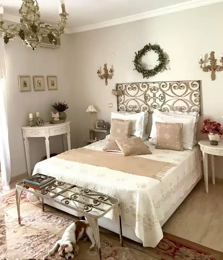 Beyaz Güllerle Ev Dekorasyonunda Zarafet ve Şıklık Yaratmanın Yolları