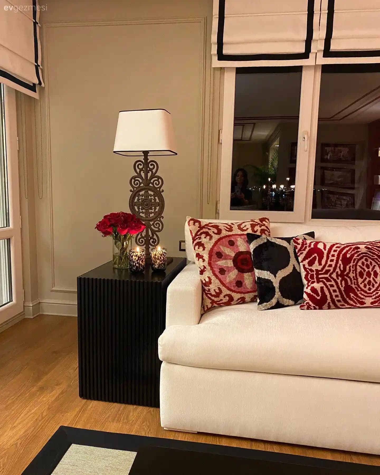 Beyaz ve Kırmızı Güller ile Ev Dekorasyonunda Zarafet ve Anlamın Yaratıcı Kullanımı