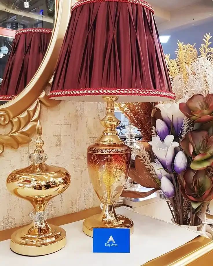 Bordo Abajurlar ile Ev Dekorasyonunda Şıklık ve Sıcaklık Yaratmanın Yolları