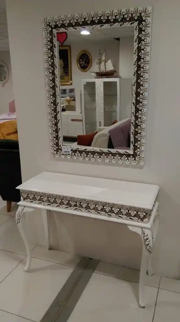 Boy Aynalı Dresuar ile Dekorasyonda Şıklık ve Fonksiyonellik Sağlama Rehberi