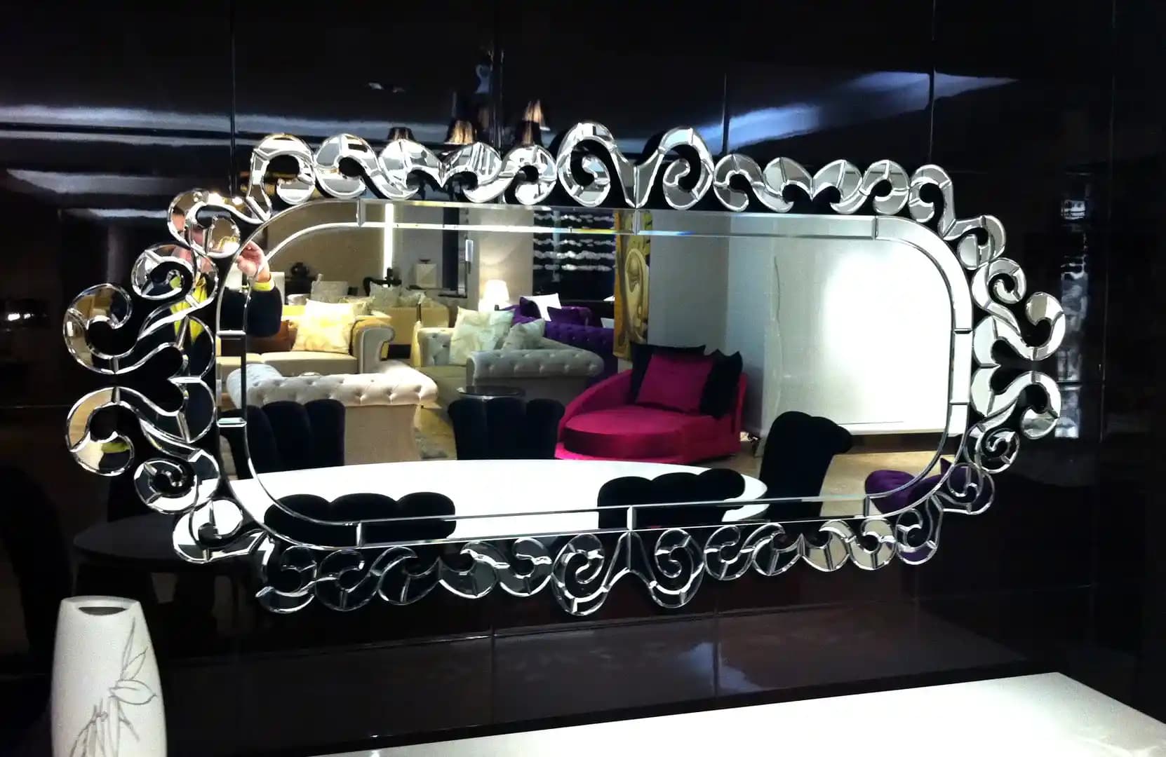 Bronz Aynaların Estetik ve İşlevsel Rolü Modern İç Mekan Dekorasyonunda