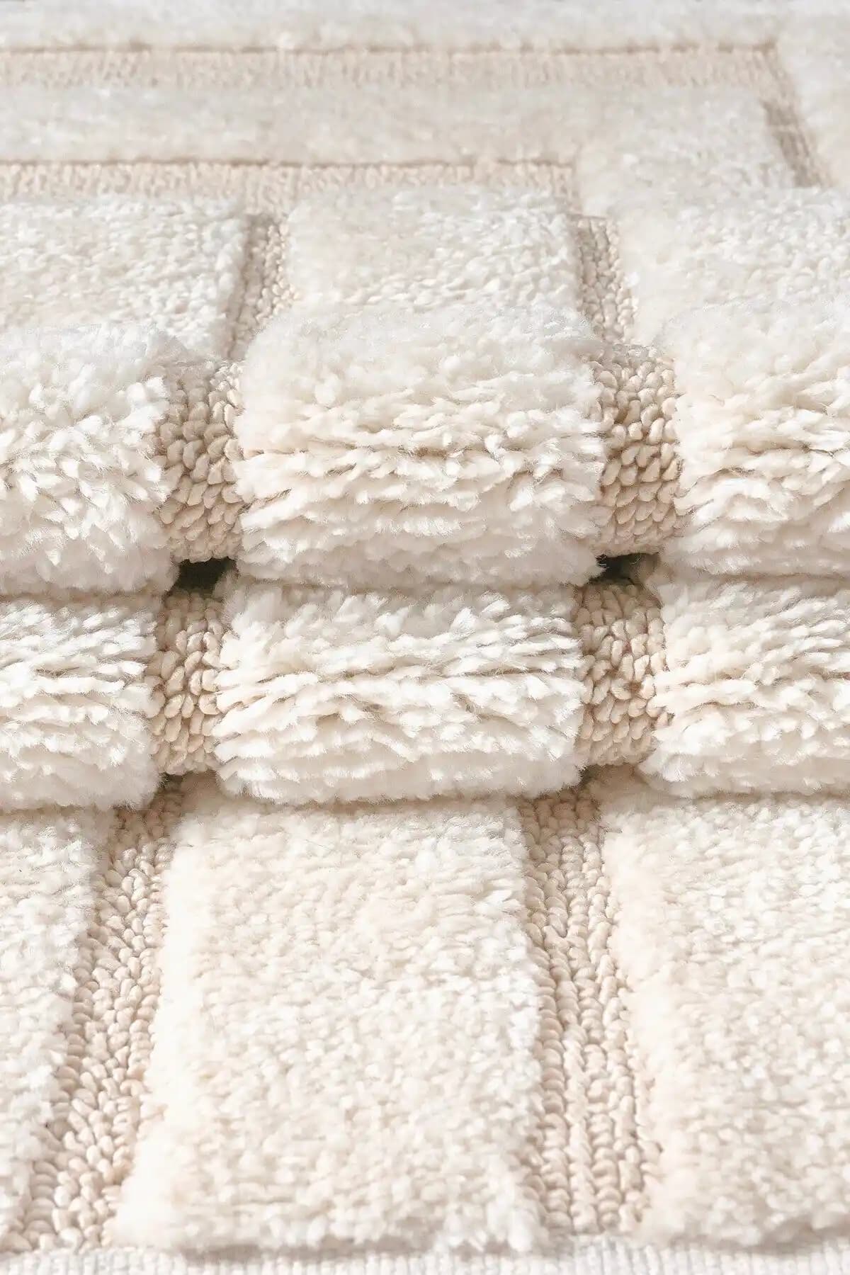 Bukleli Yu<muş>ak Peluş Postlar Ev Dekorasyonunda Konfor ve Estetiği Birleştirir