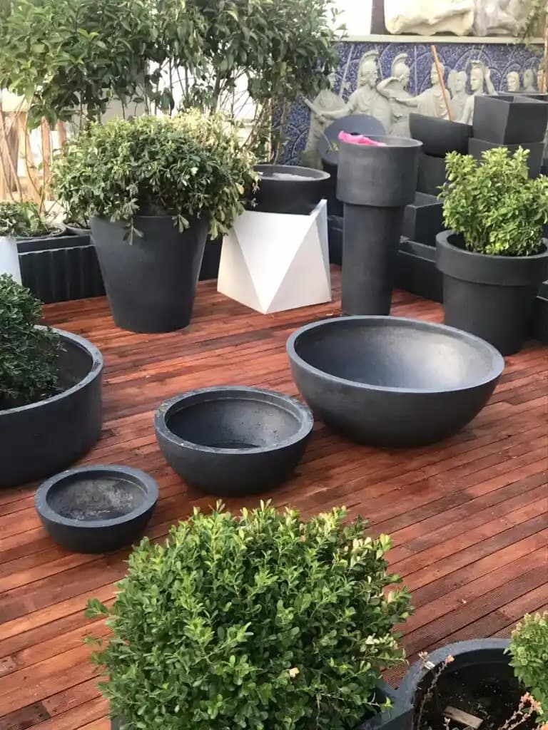 Çeşitli Saksı Modelleri ve Kombinasyonlarıyla Bahçe ve İç Mekân Dekorasyonu Rehberi