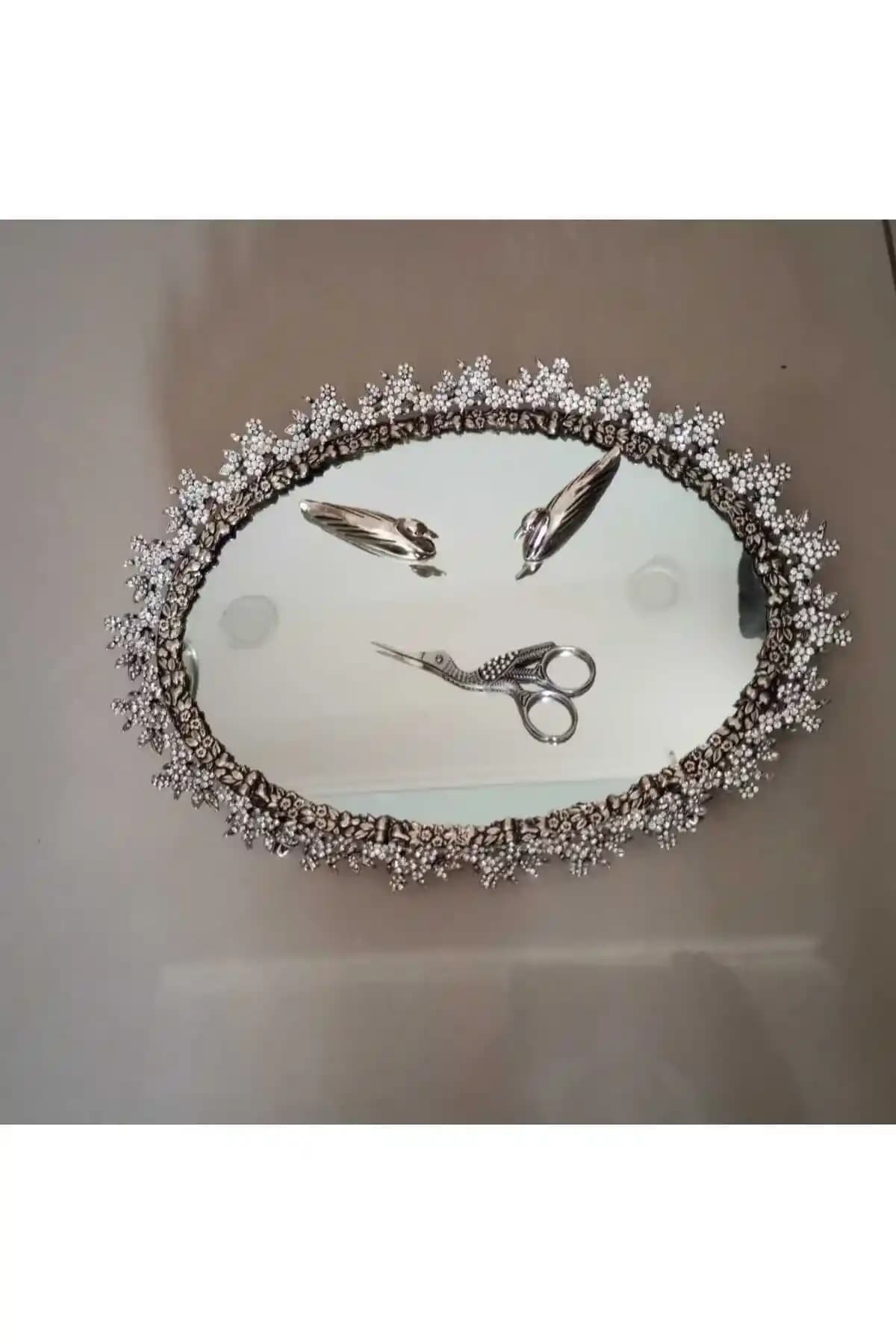 Ceyizlik Dekoratif Tepsiler: Ev Dekorasyonunda Şıklık ve İşlevsellik Sunan Modeller