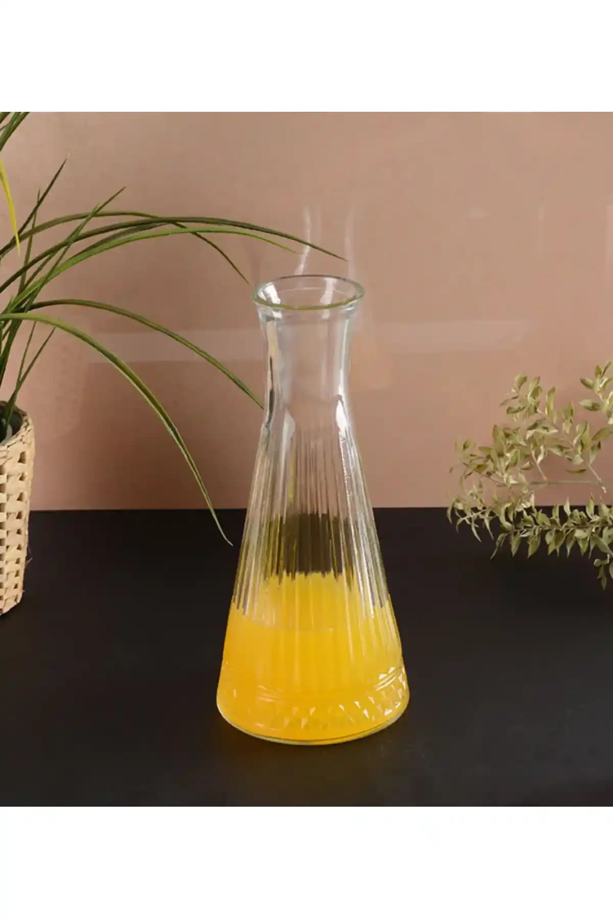 Dekoratif Cam Sürahiler: Estetik ve Fonksiyonellik ile Ev Dekorasyonunu Zenginleştirir