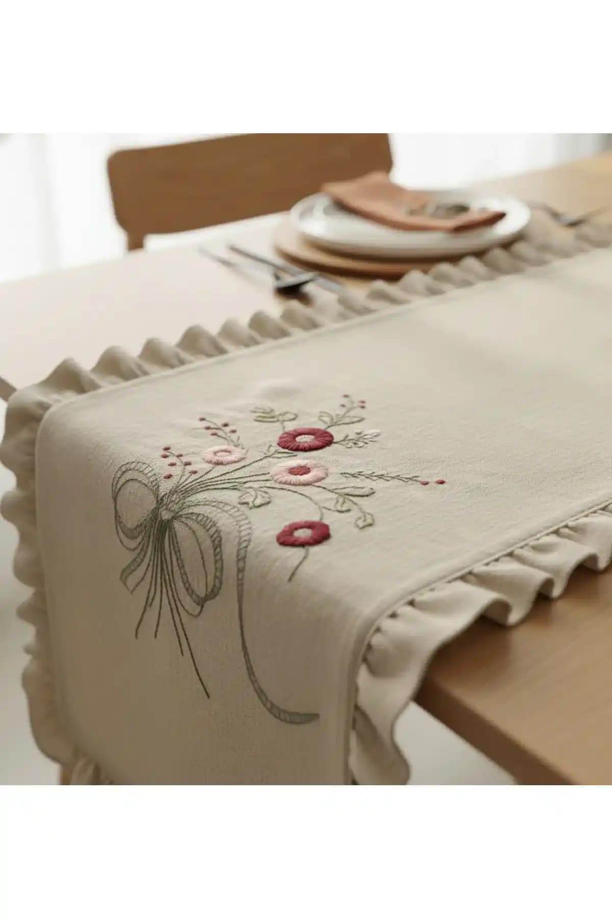 Dekoratif Masa Örtüleri: Estetik ve Fonksiyonelliği Bir Arada Sunan Çeşitler