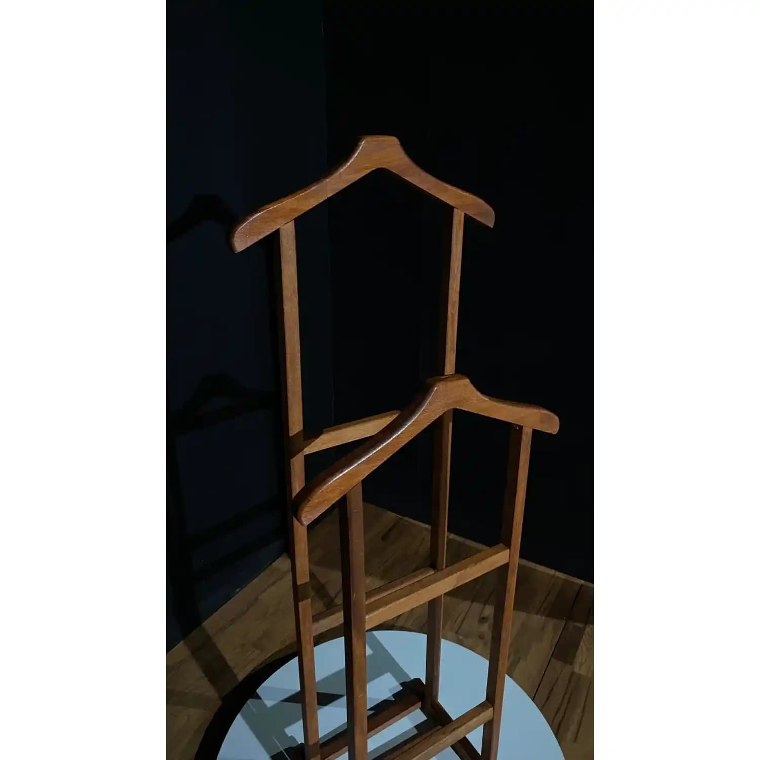 Dilsiz Uşak Mobilya: Tasarım ve Malzeme Özellikleri ile Karşılaştırmalı Analiz