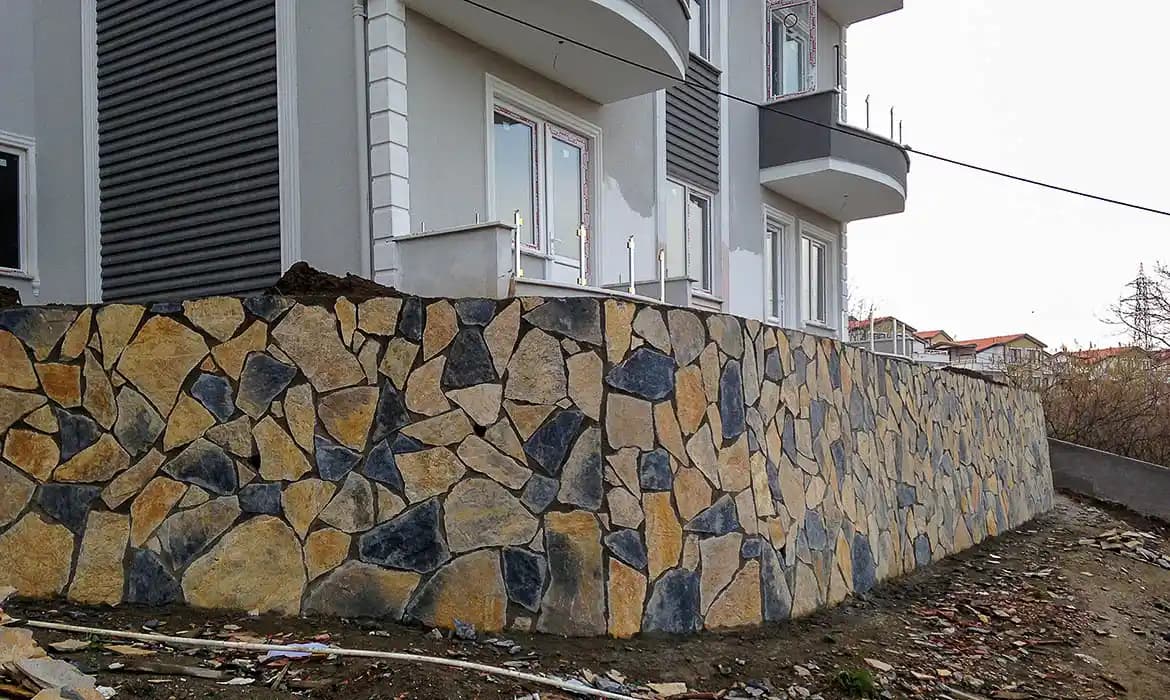 Doğal Taş Dekorasyon Uygulamaları: Estetik ve Dayanıklılık İçin Kullanım Teknikleri ve Bakım İpuçları