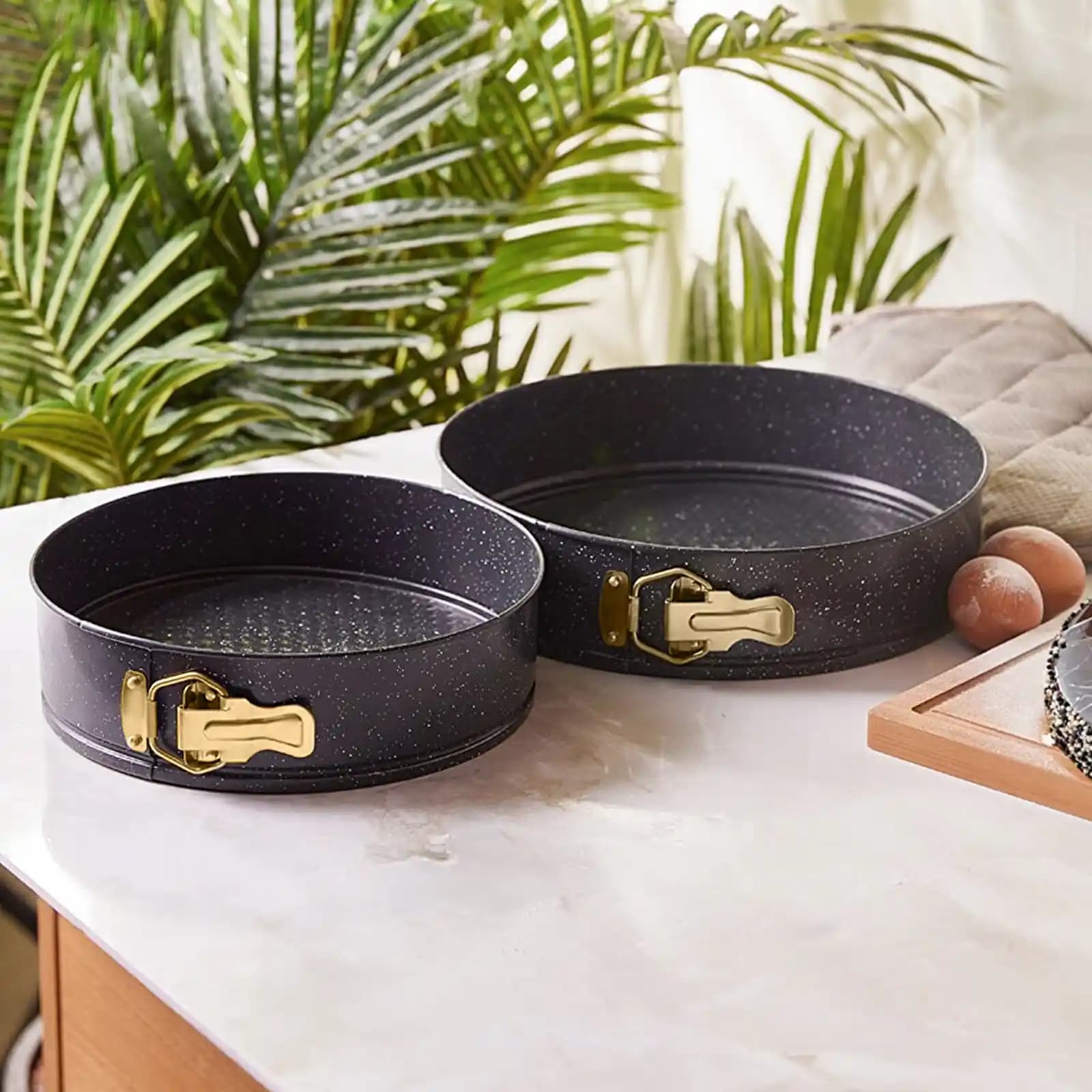 Emsan Kelepçeli Kek Kalıpları: Pratik ve Güvenilir Mutfak Arkadaşlarınız