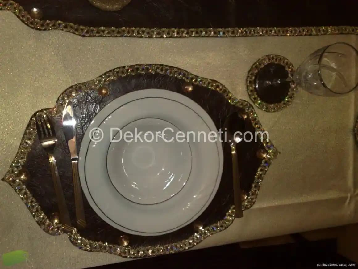 Ev Dekorasyonunda Amerikan Servisleri: Şıklık ve Fonksiyonellik Sunan Masa Aksesuarları