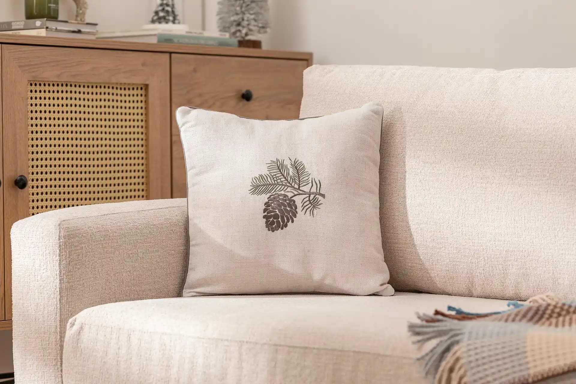 Ev Dekorasyonunda Kırlent Kilifi Seçimi: Estetik ve Fonksiyonellik Rehberi