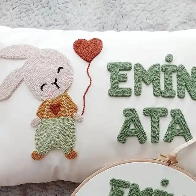 Ev Dekorasyonunda Kırlent, Punch ve Bebek Yastıklarının Rolü ve Malzeme Özellikleri