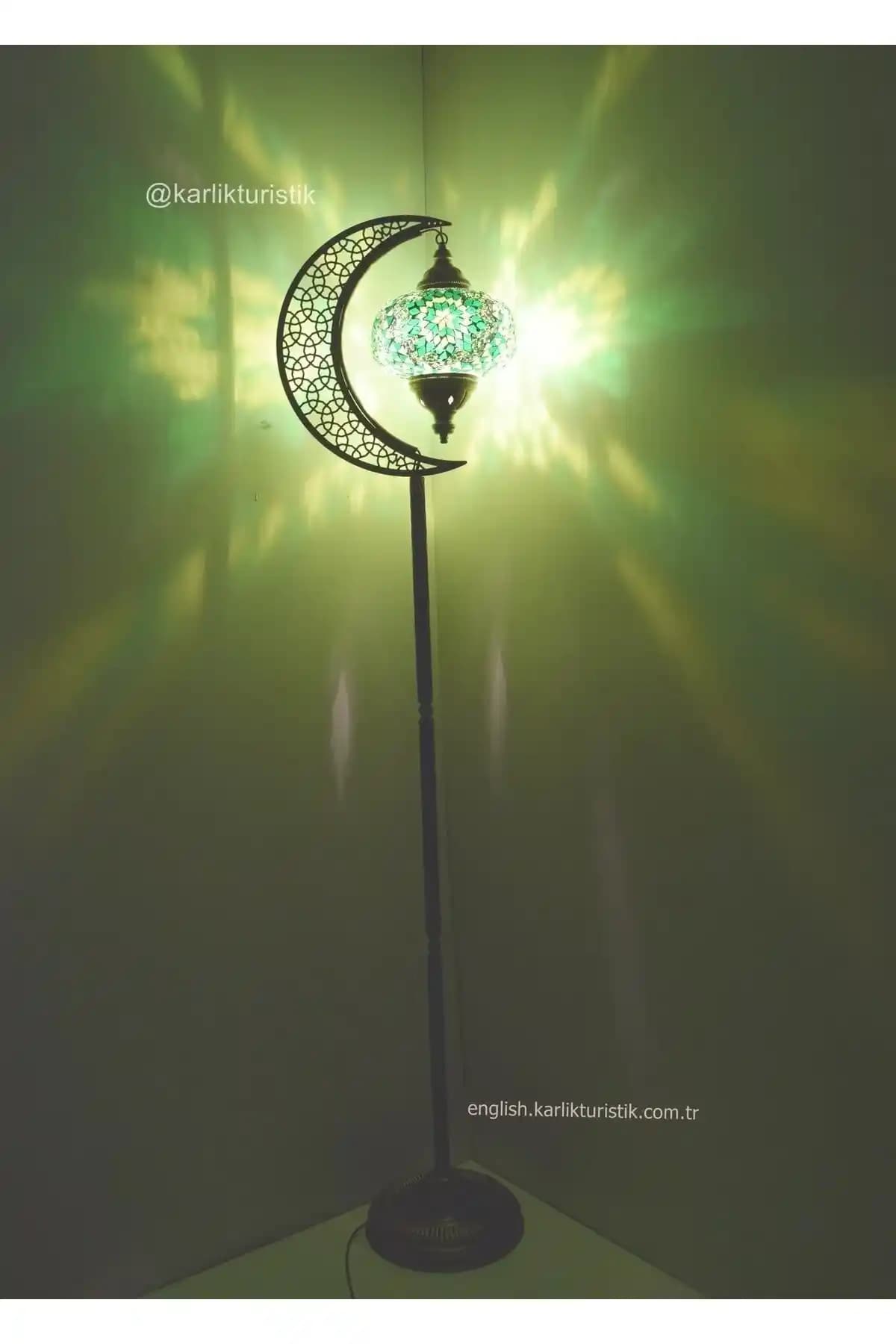 Ev Dekorasyonunda Köşe Lambası: Şıklık ve Fonksiyonelliğin Modern Bir Buluşması