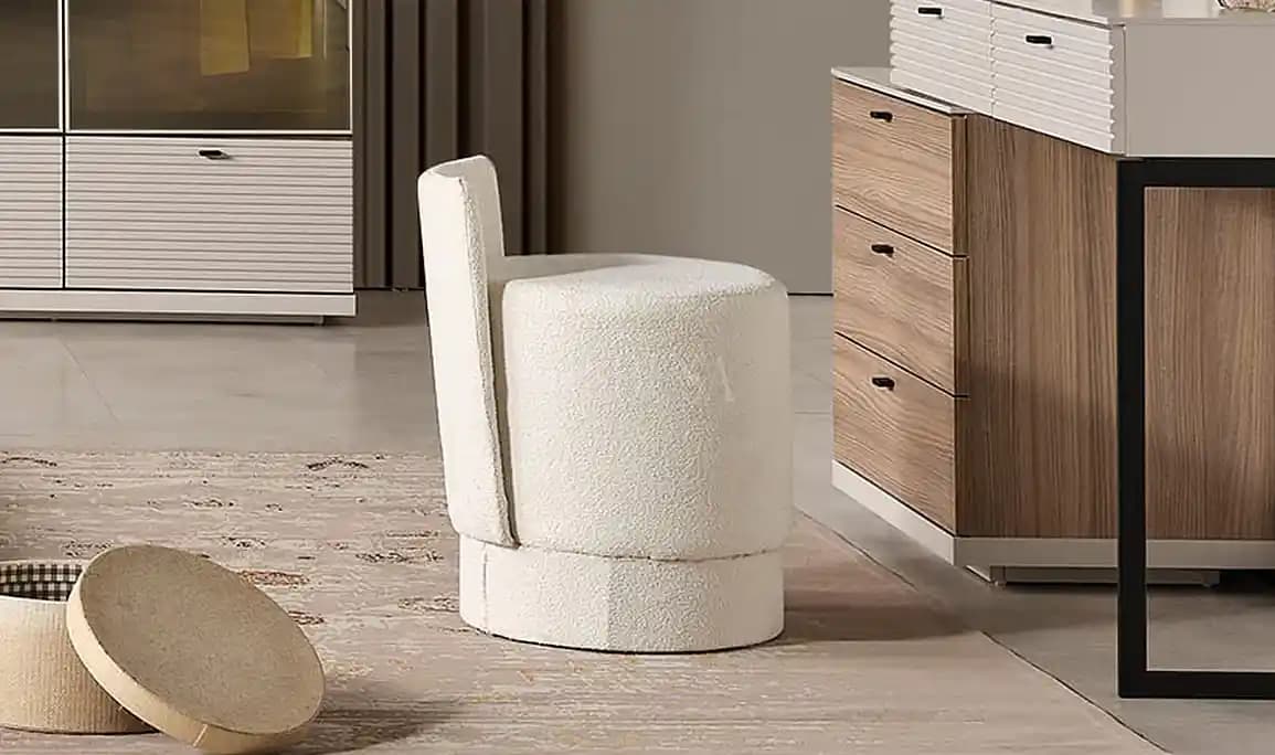 Ev Dekorasyonunda Modern ve İşlevsel Puf ve Tabureler: Şık Tasarımlar ve Çok Yönlü Kullanım İpuçları