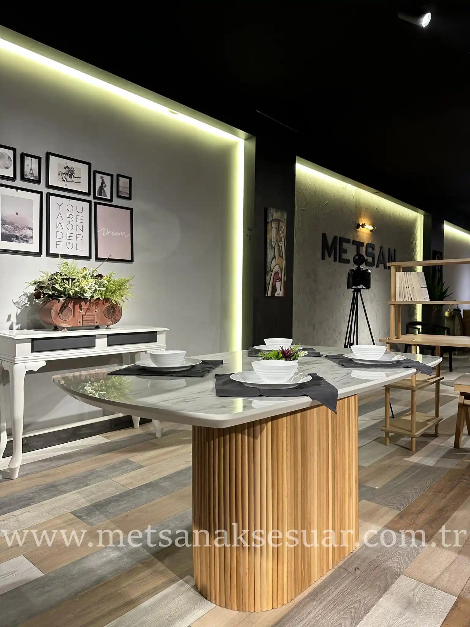 Ev Dekorasyonunda PVC Kaplama Masalar: Modern ve Dayanıklı Seçenekler