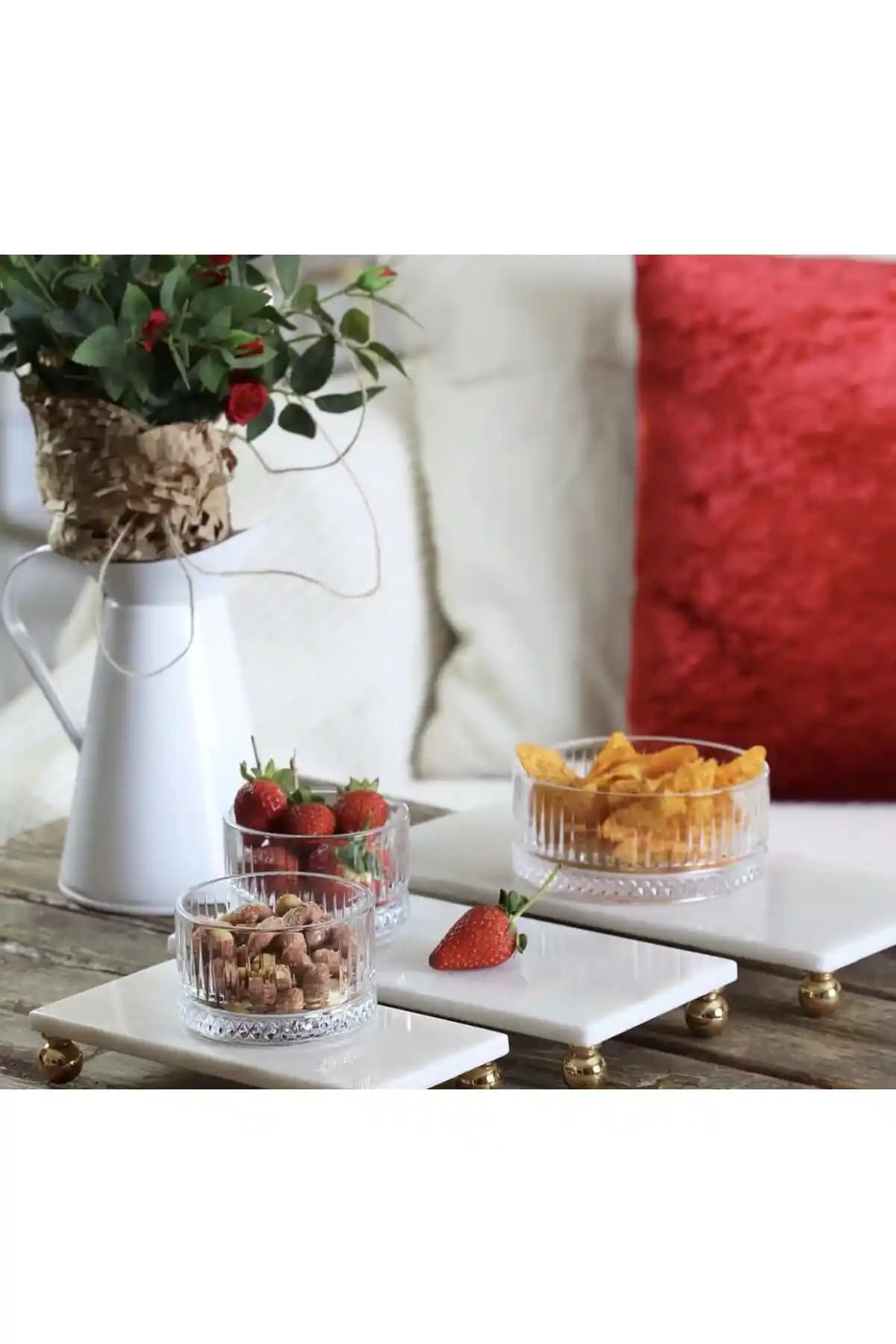 Ev Dekorasyonunda Servis Tabağı Seçimi ve Güncel Trendler Hakkında Kapsamlı Rehber