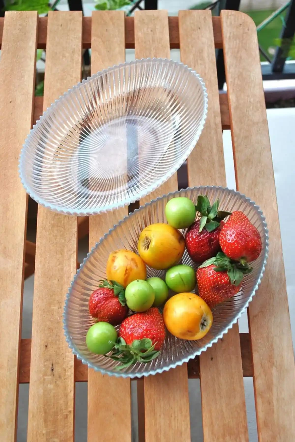 Ev Dekorasyonunu Zenginleştiren Şık Cam Tabaklar ve Kullanım İpuçları