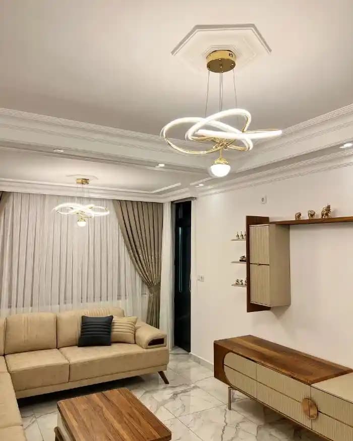 Ev Salonları İçin Modern ve Şık Aydınlatma Çözümleri ve Dekorasyon İpuçları
