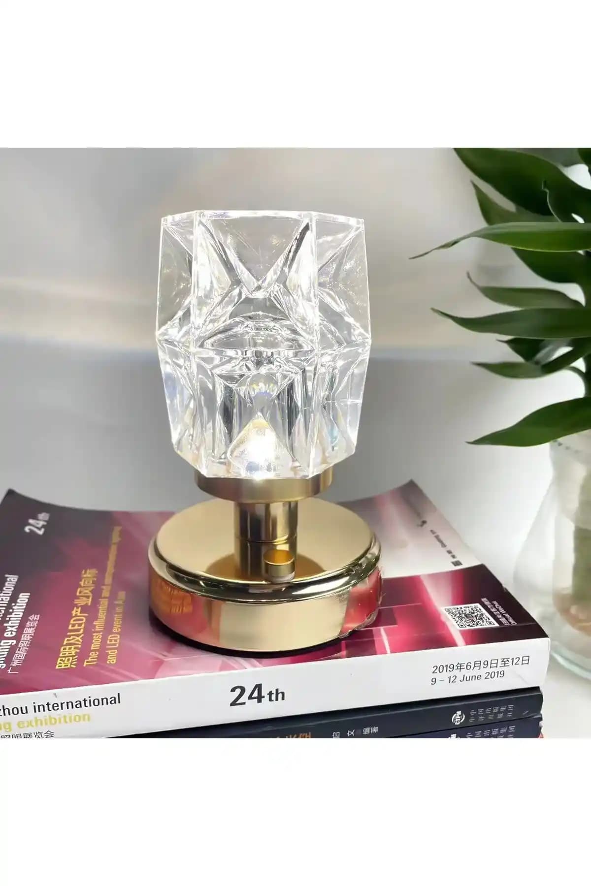 Evinizde Romantik Atmosfer Yaratmak İçin Doğru Masa Lambası Seçimi Rehberi