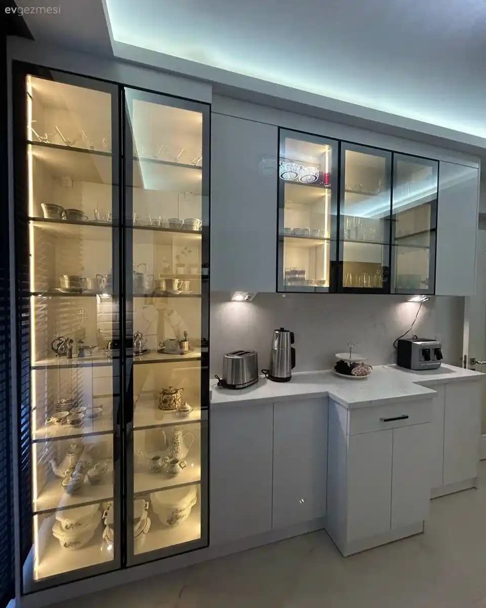 Fonksiyonel Cam Dolaplar ile Ev Dekorasyonunda Modern ve Şık Çözümler