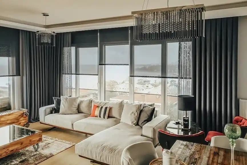 Güneş Kontrolü Sağlayan Stor Perdeler: Fonksiyonellik ve Estetik Çözümler