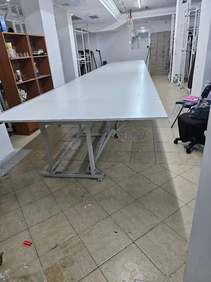 İkinci El Dekoratif Kesim Masaları: Estetik ve Ekonomik Çözüm Seçenekleri