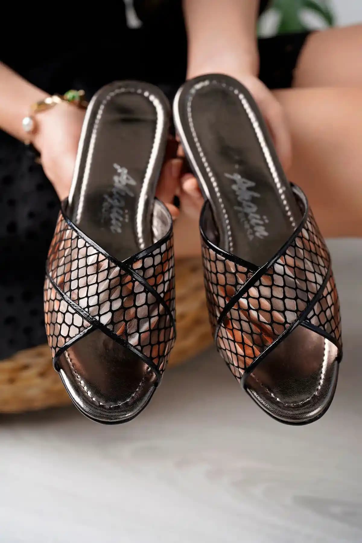 Kadın Ev Terlikleri: Şıklık ve Konforu Bir Arada Sunan Modern Tasarımlar