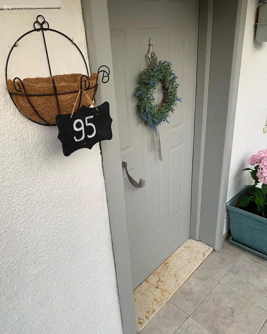 Kapı Süsleri ve Ev Dekorasyonunda Yaratıcı Fikirler: Malzemeler, Trendler ve Uygulama İpuçları