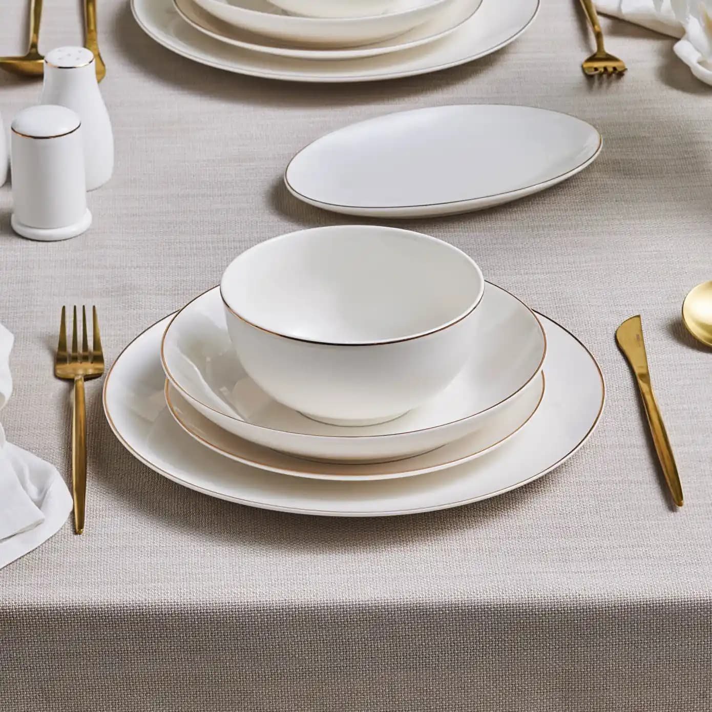 Karaca Elegance Bone Yemek Takımı: Şık ve Fonksiyonel Seramik Sofra Seti