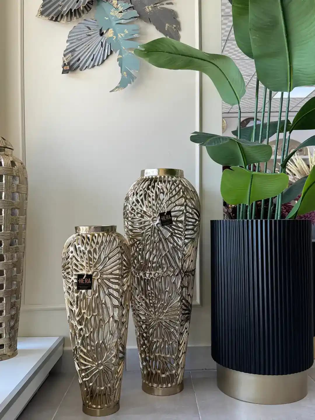 Katmanlı Dekorasyon İçin Yer Vazoları: Estetik ve Fonksiyonelliğin Buluşması