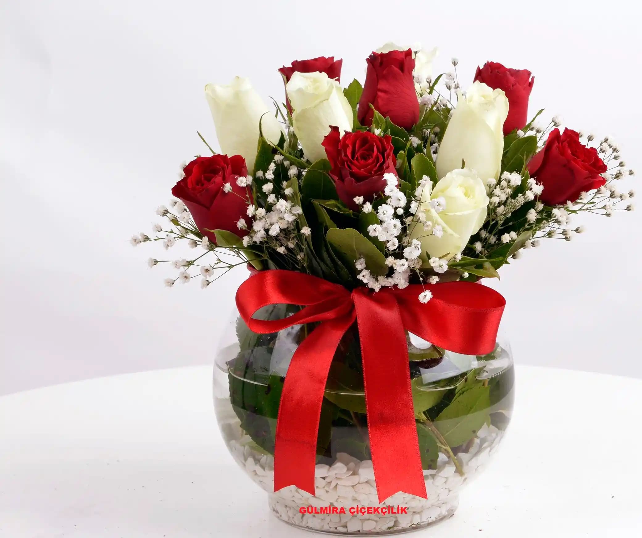 Kırmızı ve Beyaz Güllerle Ev Dekorasyonunda Zarafet ve Anlamlı Dokunuşlar