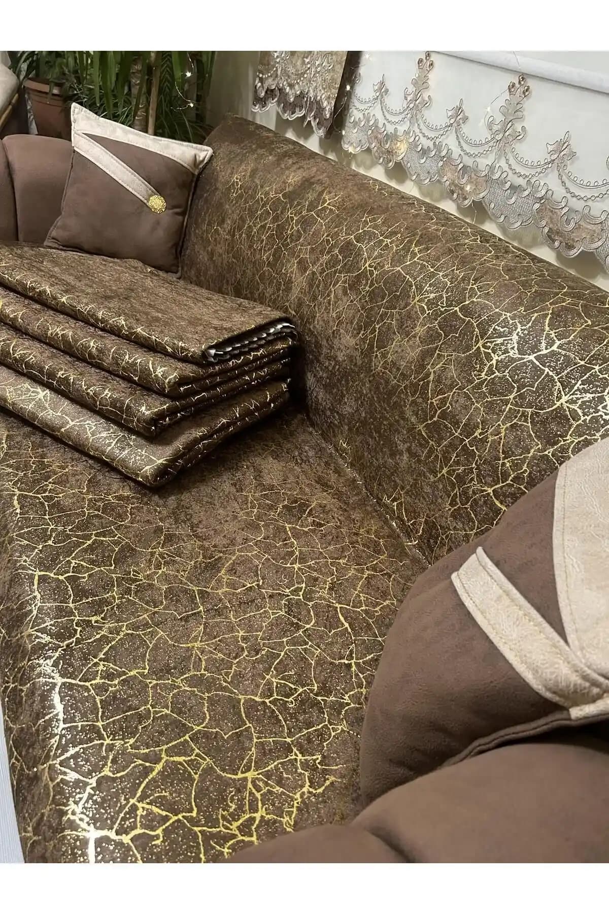 Koltuk ve Çekyat Örtülerinde Dekoratif Seçenekler ve Bakım İpuçları