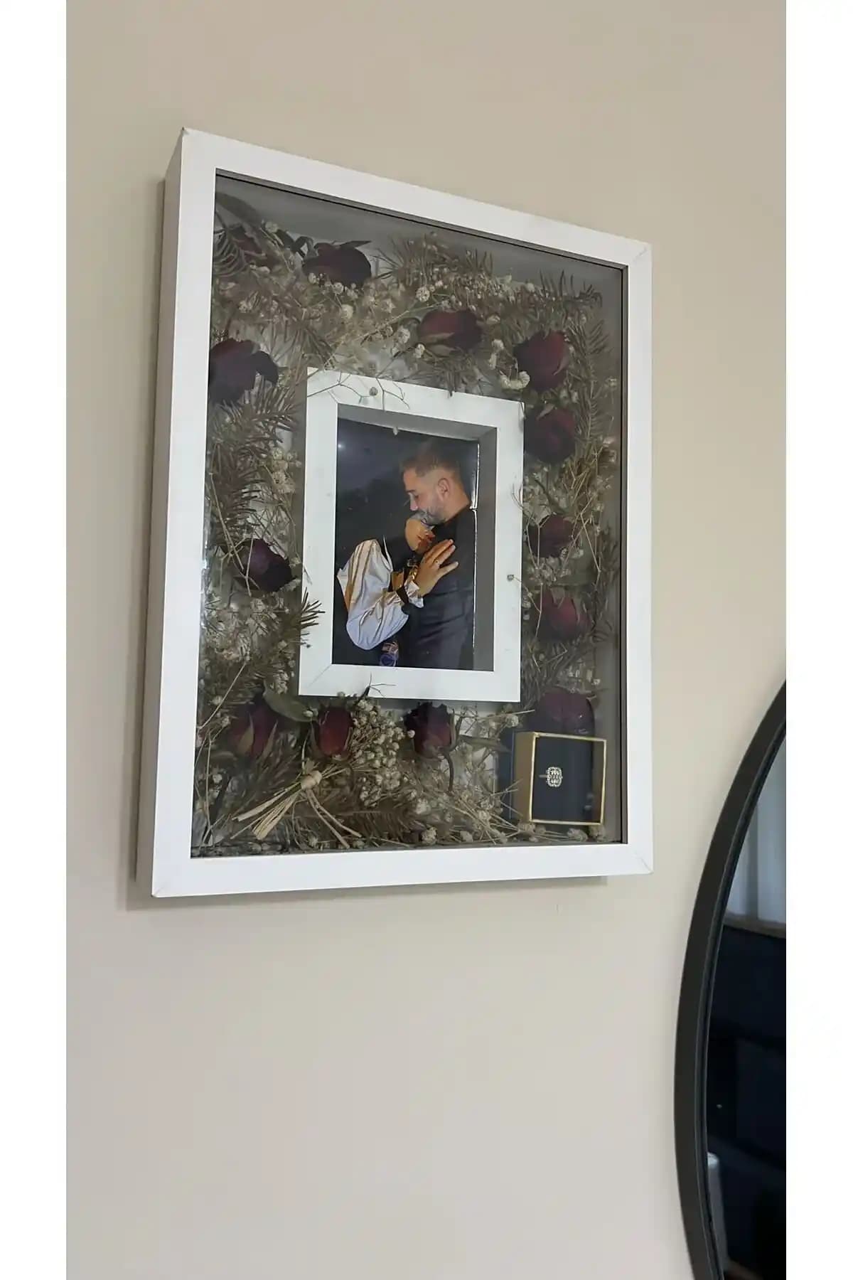 Kuru Gül Çerçevesi ile Doğal ve Şık Ev Dekorasyonu Fikirleri