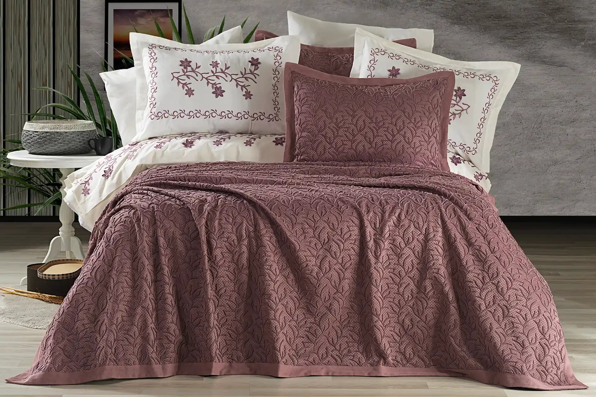 Lila Renk Uyumu Sağlayan Yatak Örtüsü Seçenekleri ve Dekorasyonda Yaratıcı Dokunuşlar