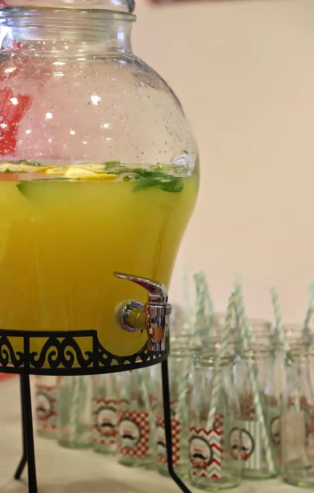 Limonata Kavanozlarıyla Dekorasyonda Estetik ve Fonksiyonellik Desteği