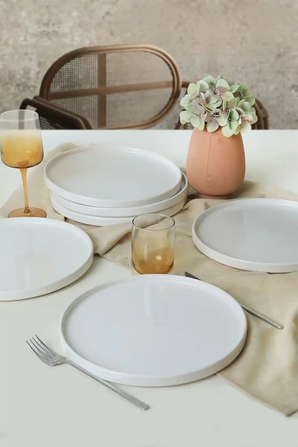 Masa Dekorasyonlarında Servis Tabağı Seçimi ve Uygun Alternatifler Rehberi